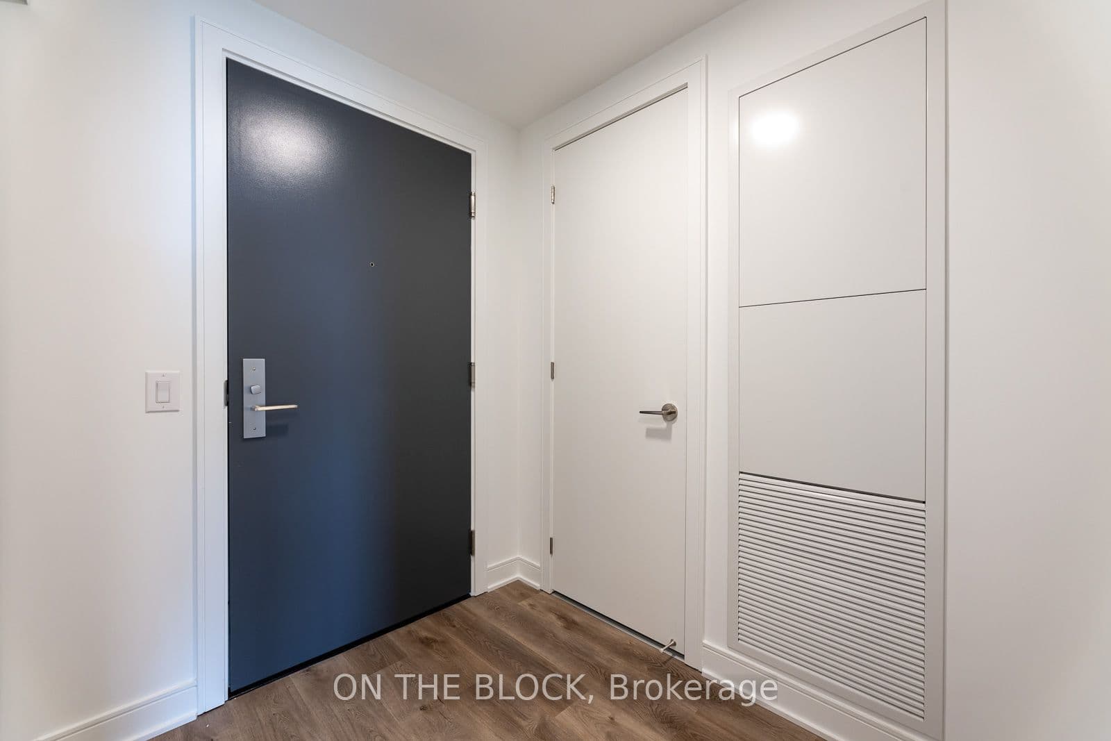 Suite 913 · Floor 9, Unit 913 · 86 Dundas St E
