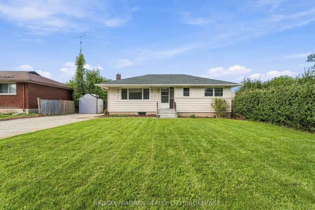Detached at 29 Glengarry Road, St. Catharines, ON L2T 2T9