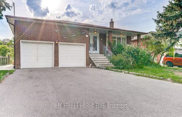 Detached at 8 Kersey Crescent, Richmond Hill, ON L4C 3W3