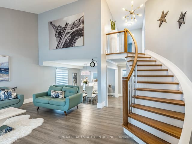 Detached at 114 Parkwood Crescent, Hamilton, ON L8V 4Z7