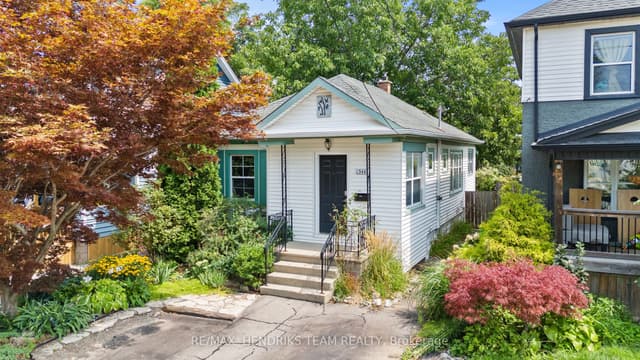 Detached at 134 1/2 York Street, St. Catharines, ON L2R 6E7