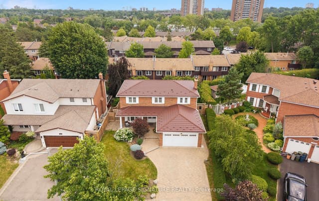 Detached at 1892 Beechknoll Avenue, Mississauga, ON L4W 2G3