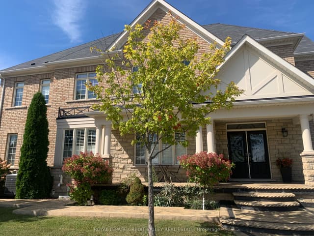 Detached at 4 Bonnie Braes Drive, Brampton, ON L6Y 0G8