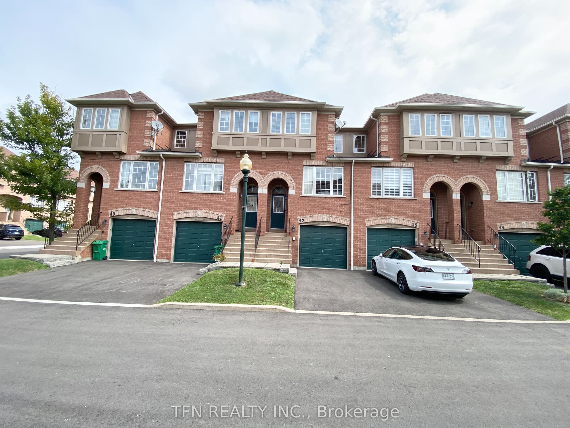3020 Cedarglen Gate in L5C