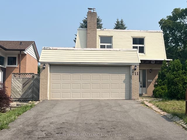 Detached at 711 Irwin Crescent, Newmarket, ON L3Y 5A4