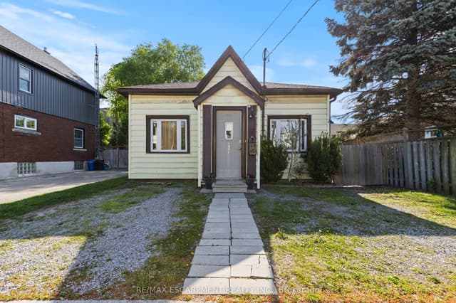 Detached at 4774 Saint Clair Avenue, Niagara Falls, ON L2E 3T1