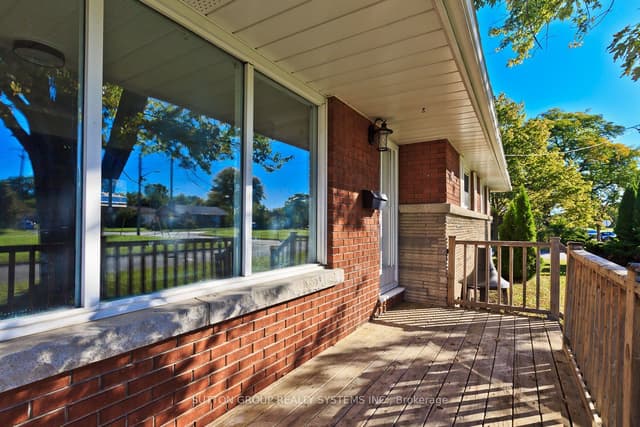 Detached at 40 Jacobson Avenue, St. Catharines, ON L2T 2Z7