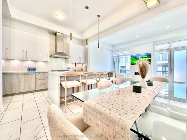 Att/Row/Townhouse at 300 King Road, Richmond Hill, ON L4E 1H4