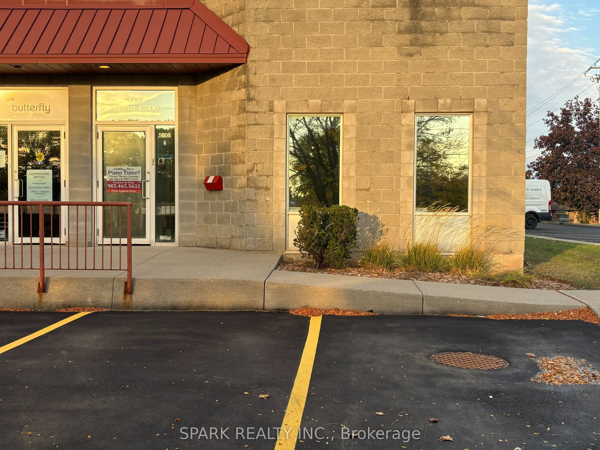 5006 South Service Road — Burlington