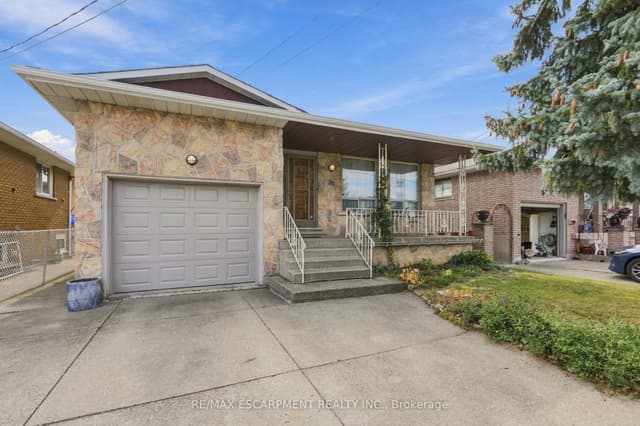 Detached at 36 Algonquin Court, Hamilton, ON L8T 4T3