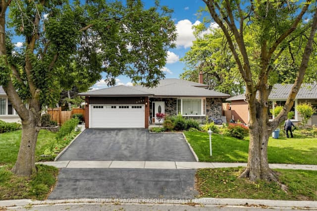 Detached at 3253 Ibbetson Crescent, Mississauga, ON L5C 1Z1