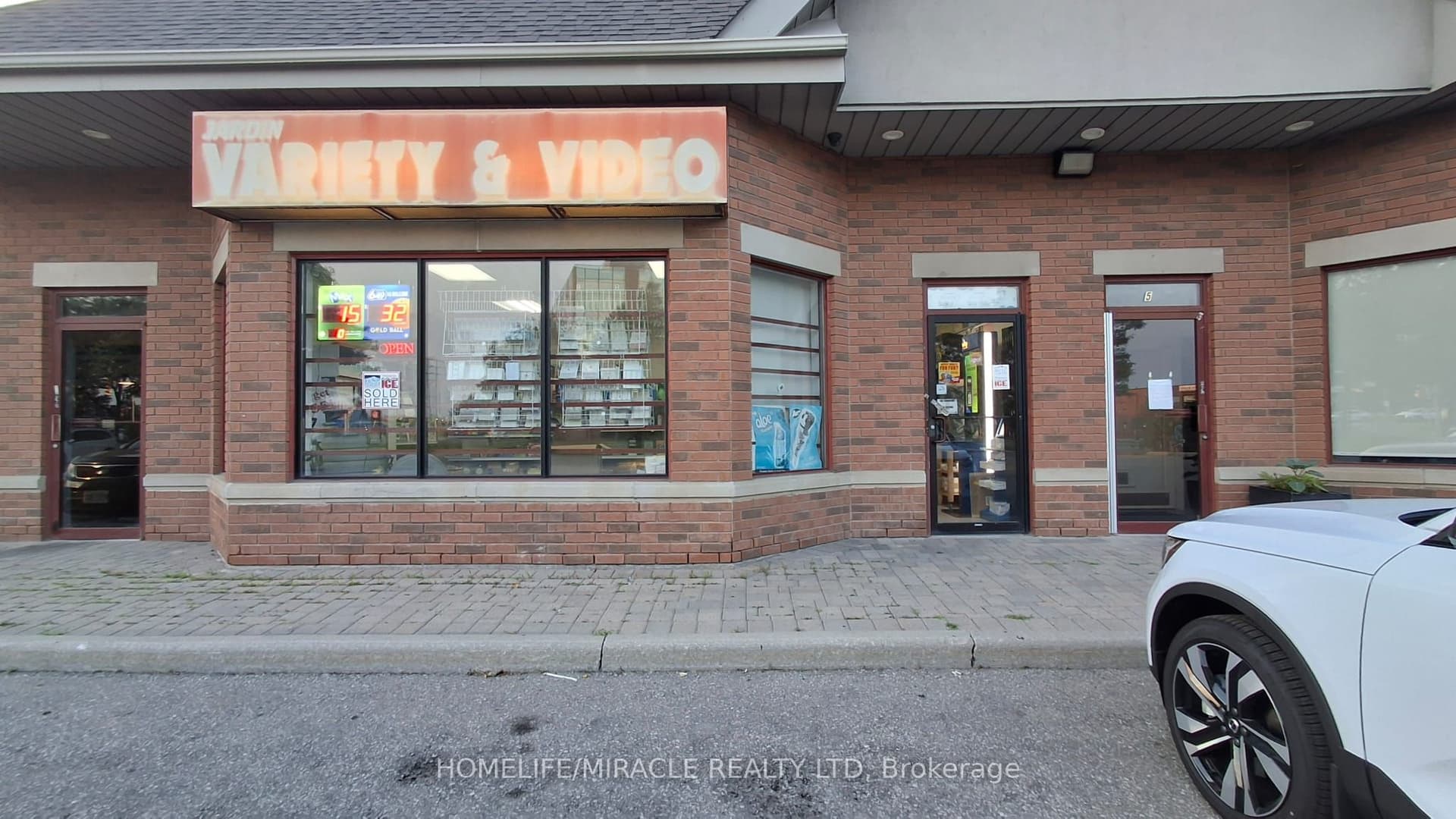 Unit 4, Unit 4 · 7575 Keele St