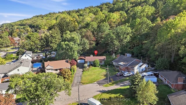 Detached at 8 Hill Place, Hamilton, ON L8G 2W3