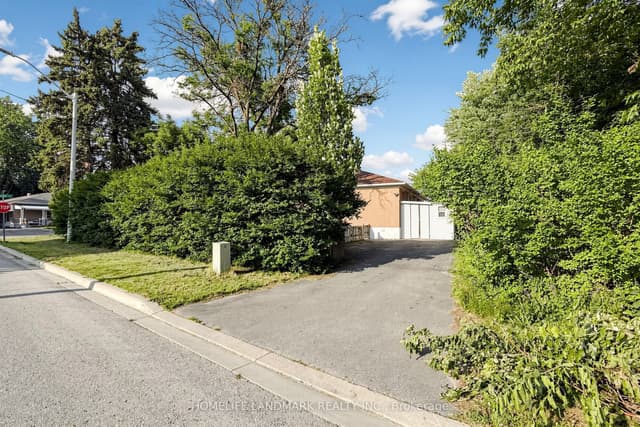 Semi-Detached at 212 Beechy Drive, Richmond Hill, ON L4C 2X7
