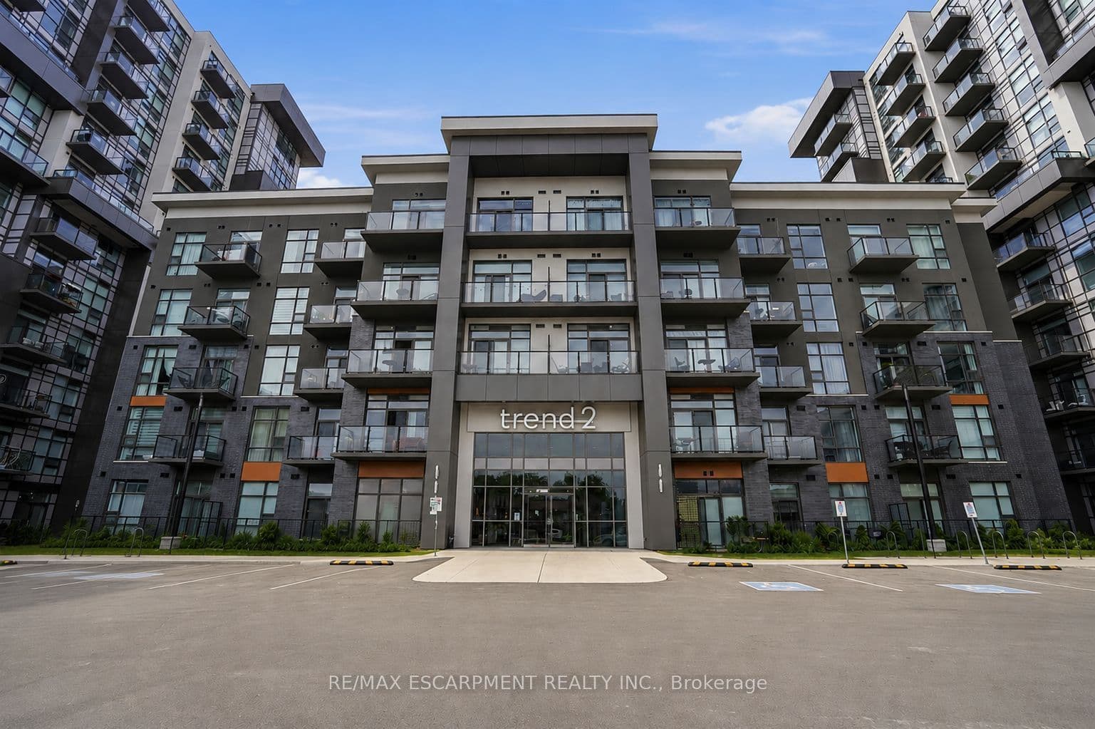 Suite 112 · Floor 1, Unit 112 · 460 Dundas St E