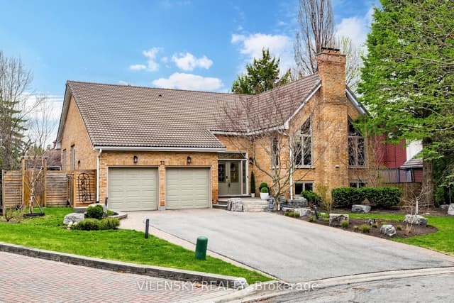 Detached at 32 Whitfield Court, Aurora, ON L4G 5L7