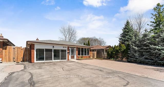 Detached at 3193 Cawthra Road Main, Mississauga, ON L5A 2X4