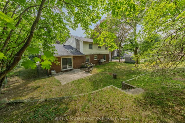 Detached at 256 Shakespeare Drive, Waterloo, ON N2L 2T6