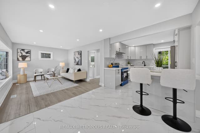 Detached at 208 Palmerston Avenue, Whitby, ON L1N 3E7