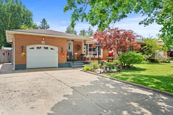 Detached at 33 Meadowbrook Crescent, St. Catharines, ON L2M 7G8