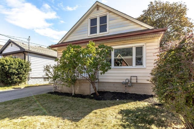 Detached at 15 East 27th Street, Hamilton, ON L8V 3E6
