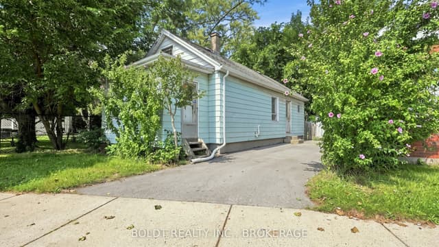 Detached at 53 Carlton Street, St. Catharines, ON L2R 1P7