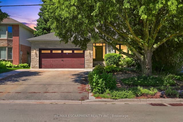 Detached at 121 First Road W, Hamilton, ON L8J 2S6