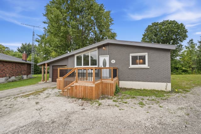 Detached at 8 North Crescent Drive N, Welland, ON L3B 5L2