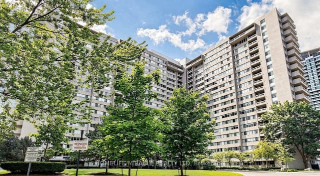 Condo Apartment at 3590 Kaneff Crescent 313, Mississauga, ON L5A 3X3