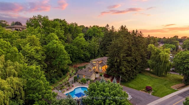 Detached at 44 New Mountain Road, Hamilton, ON L8G 2R7