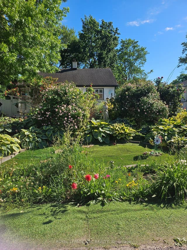 Detached at 7 Vera Street, St. Catharines, ON L2S 1C3