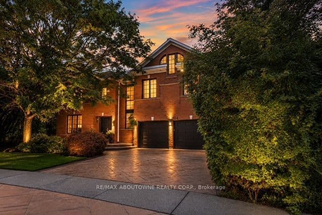 Detached at 324 Oakridge Court, Oakville, ON L6H 5T9