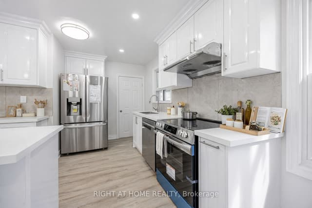 Detached at 225 Essex Avenue, Richmond Hill, ON L4C 2C1