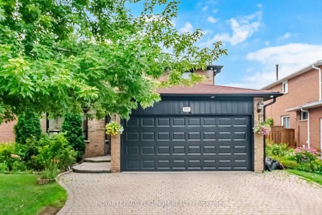 Detached at 2542 Pollard Drive, Mississauga, ON L5C 3H1