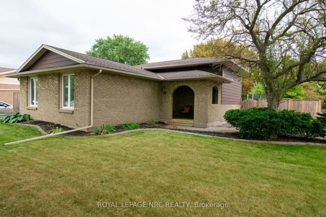 Detached at 46 Trelawn Parkway, Welland, ON L3C 1W5