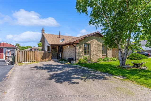 Detached at 49 Grove Avenue, St. Catharines, ON L2P 1C9