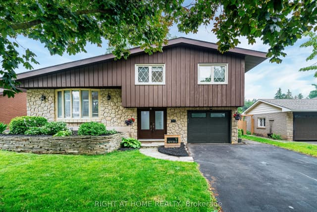 Detached at 9 Hilts Drive, Hamilton, ON L8G 3H5
