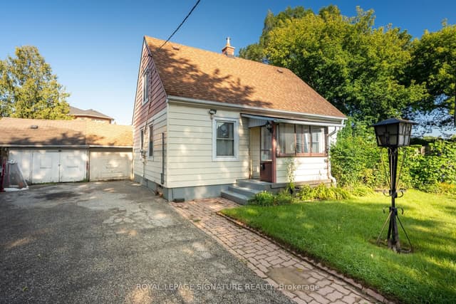 Detached at 15 Kemp Square, Toronto, ON M6M 2V5, Toronto W04