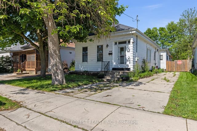 Detached at 208 Maitland Street, London East, ON N6B 2Y1
