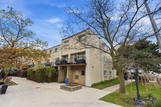 Condo Townhouse at 5877 Bathurst Street 205, Toronto, ON M2R 1Y7, Toronto C07