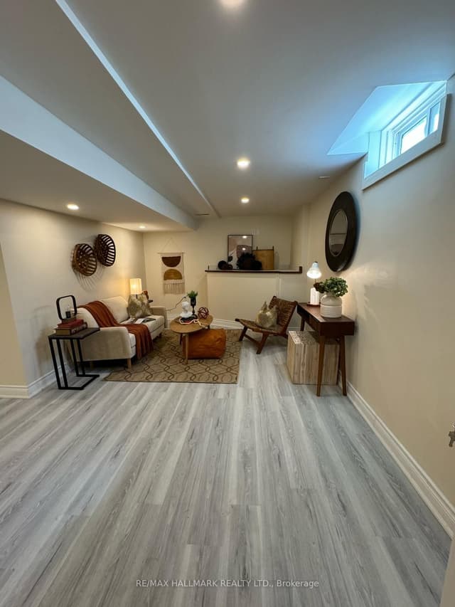Detached at 248 Crossland Gate Room 2, Newmarket, ON L3X 1A9