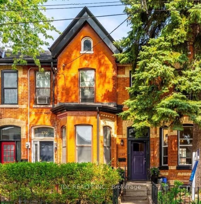 Detached at 137 Denison Ave Avenue Big Bright Room 2nd Floor, Toronto, ON M5T 2N2, Toronto C01