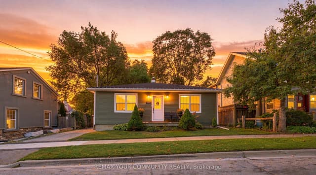 Detached at 422 Queen Street, Newmarket, ON L3Y 2H2
