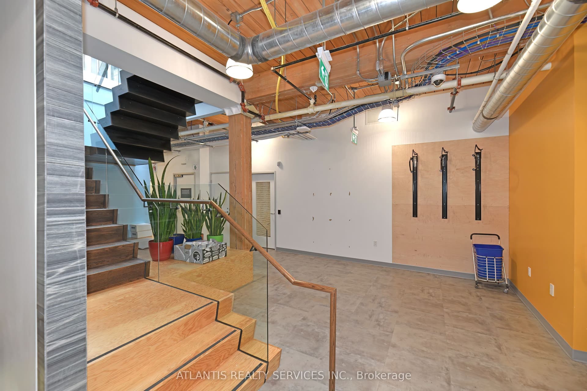Unit 400/500, Unit 400/500 · 243 College St