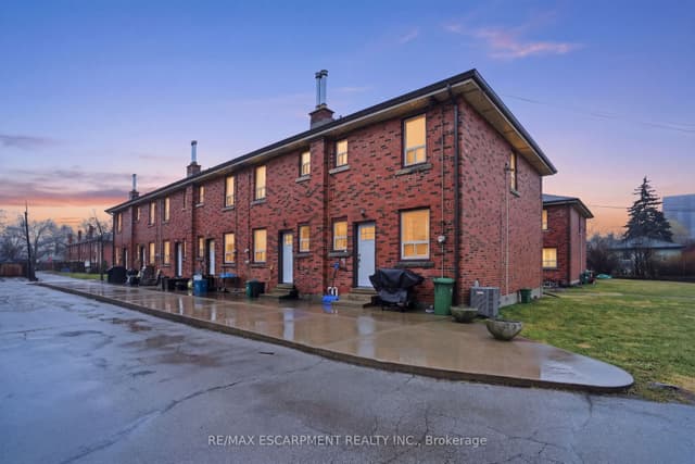 Multiplex at 424 East 42nd Street, Hamilton, ON L8T 3A9