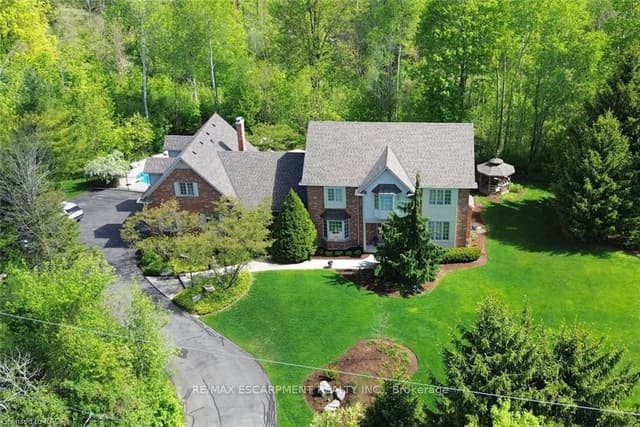 Detached at 712 Robson Road, Hamilton, ON L8B 1H1