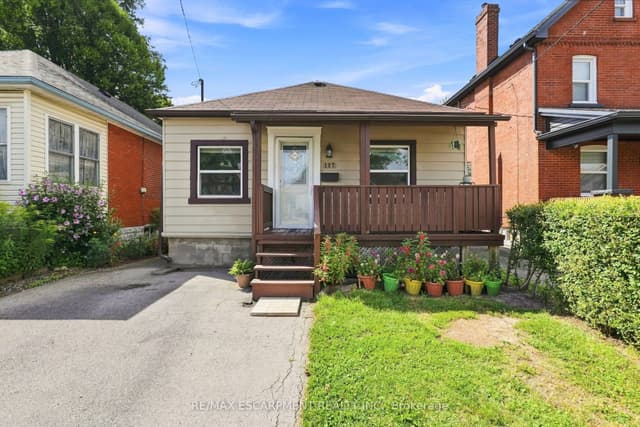 Detached at 127 Park Row N, Hamilton, ON L8H 4E7