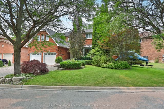 Detached at 4 Hashbury Place, Markham, ON L3T 7H4