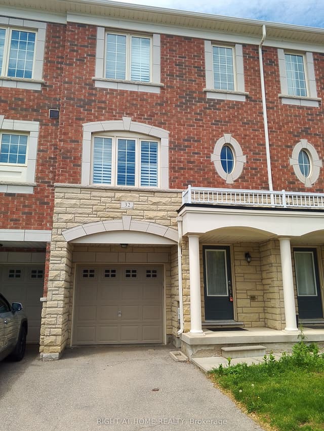 Condo Townhouse at 32 Aspen Hills Road, Brampton, ON L6Y 6E4