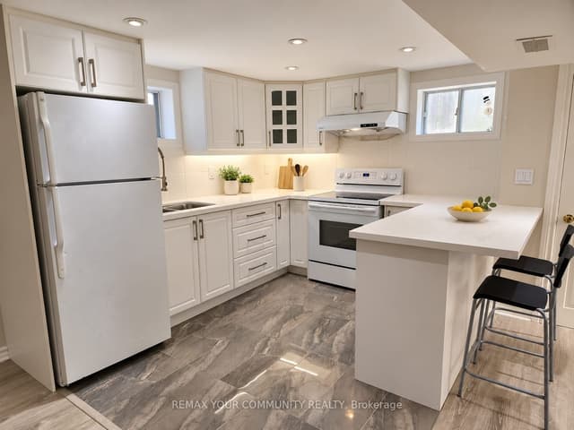 Detached at 387 Paliser Crescent N Lower Level, Richmond Hill, ON L4C 1R5